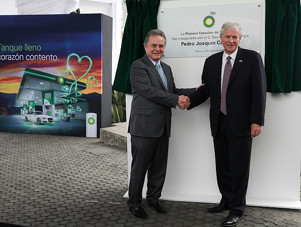 Pedro Joaquin Coldwell, secretario de Energía y Chris Sladen, president de British Petroleum Plc Mexico. (Getty Images, archivo)