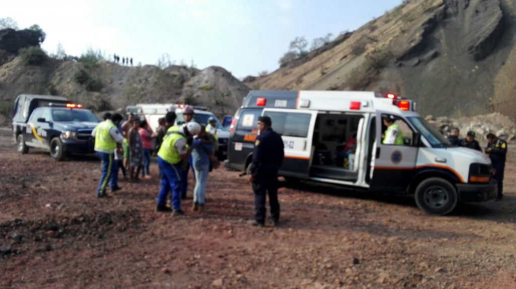 Rescatan a familia que cayó en una mina de arena en la delegación Tláhuac