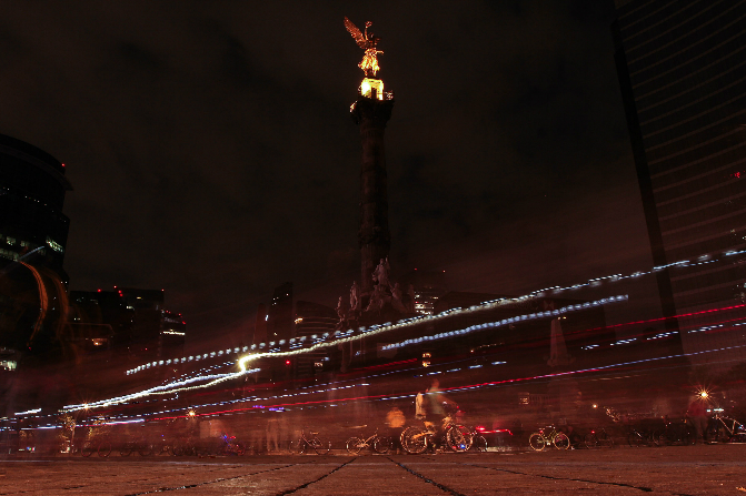 El Ángel de la Independencia fue uno de los monumentos que se sumaron a la Hora del Planeta (Notimex)