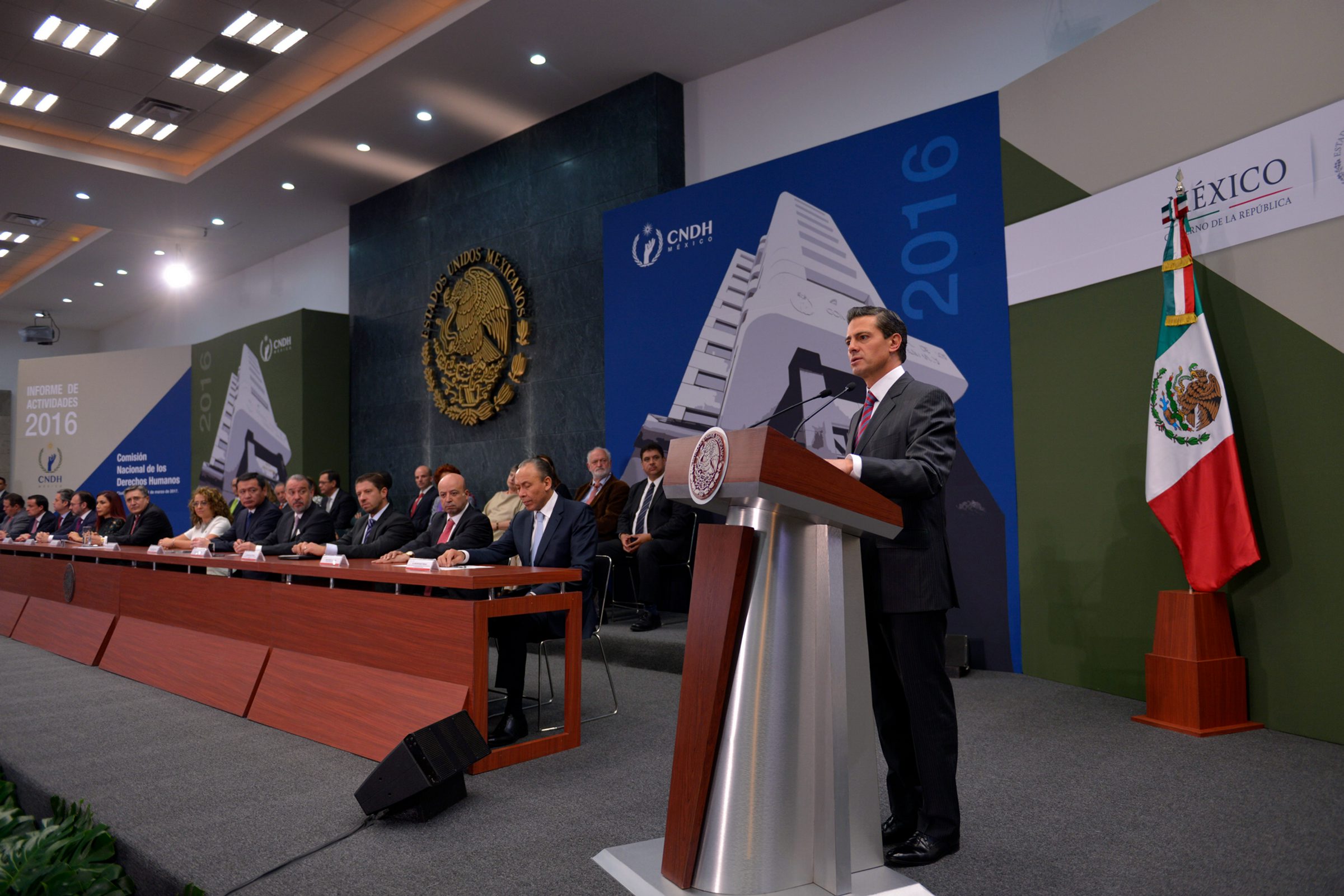 El presidente Enrique Peña Nieto recibió el Informe de Actividades 2016 del presidente de la Comisión Nacional de los Derechos Humanos, Raúl González Pérez. (Notimex)