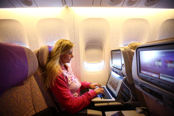 Una pasajera usa una computadora durante un vuelo. (Getty Images, archivo)