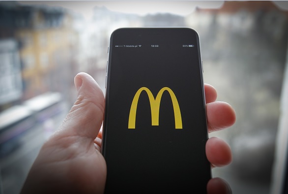 A través de un comunicado, McDonald's dijo que actuó rápidamente para asegurar su cuenta y se disculpó de que el tuit saliera de su cuenta corporativa.