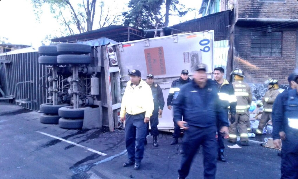 Bomberos y policías de la Ciudad de México atienden accidente en la salida a Cuernavaca (Twitter @Iberomed)