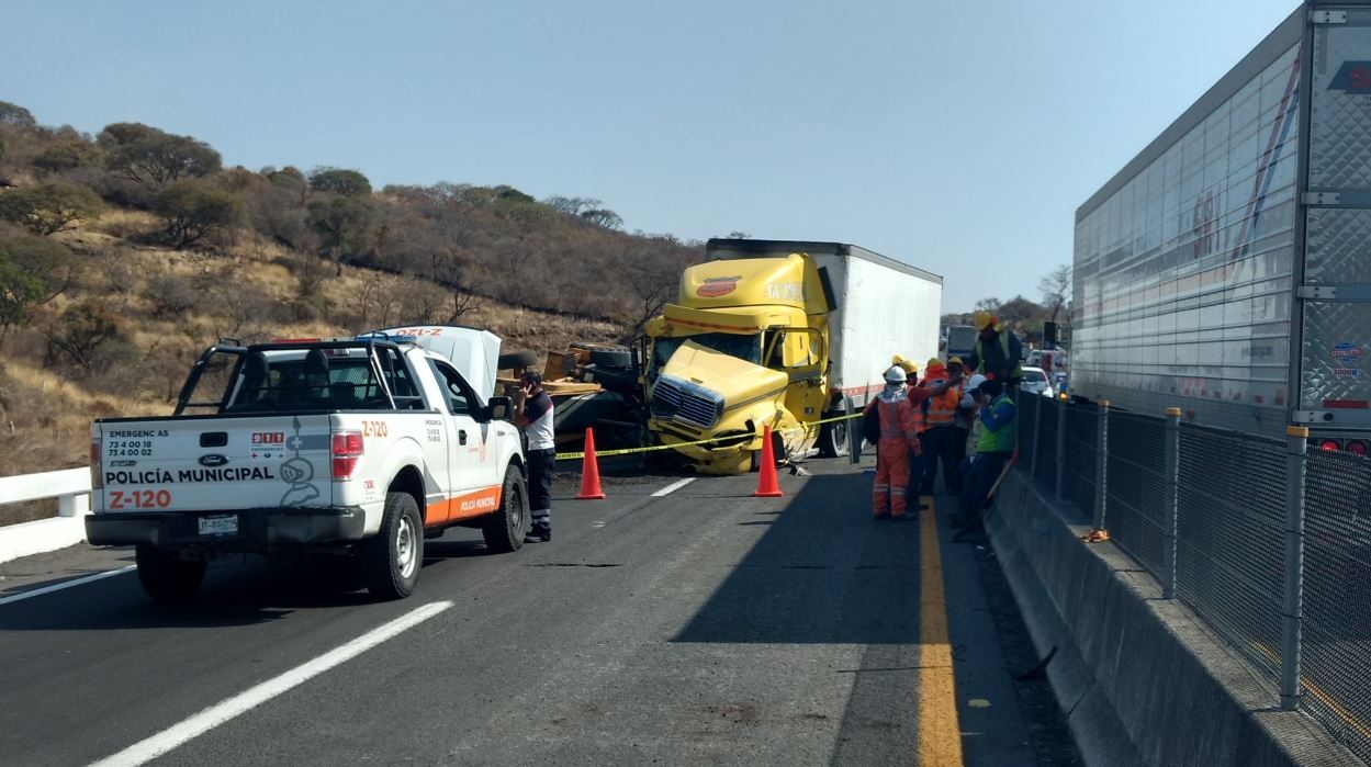 El accidente se registró en el kilómetro 11 de la autopista Tepatitlán-Guadalajara (Twitter: @pcjalisco)