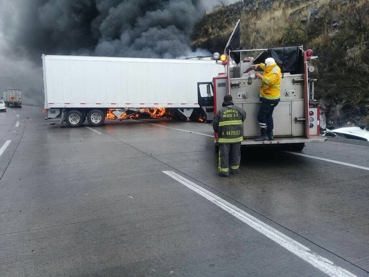 Conductor de tráiler pierde el control y choca contra cerro en autopista México - Querétaro