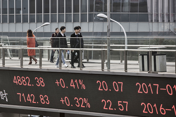 Un tablero electrónico en la calle muestra los resultados de las acciones chinas en Shanghai. (Getty Images)