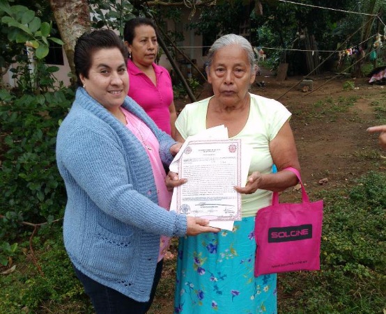 Una mujer de Los Tuxtlas presenta su acta de nacimiento; el municipio de Veracruz expedirá actas foráneas (Twitter @PesSanAndresTx)