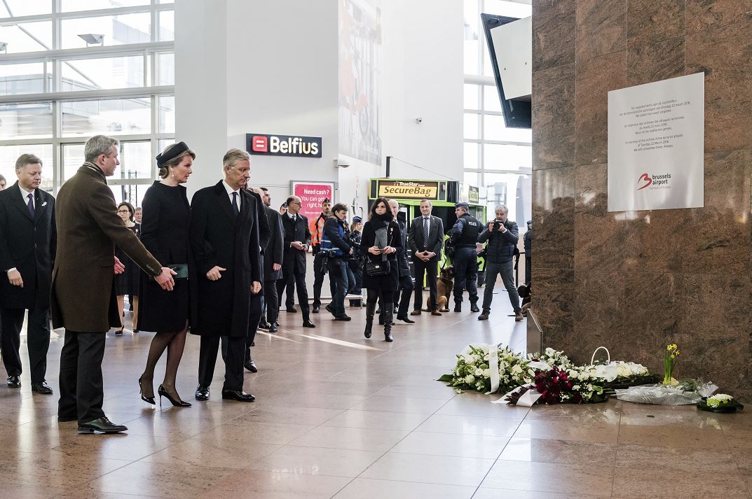 Los monarcas y el jefe del Ejecutivo guardaron un minuto de silencio en el aeropuerto de Bruselas. (AP)