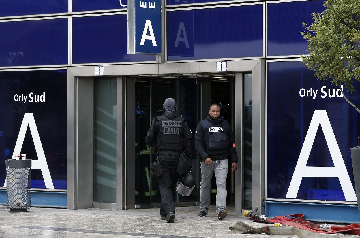 Un hombre fichado por la policía fue abatido esta mañana en la terminal de Orly después de haber abierto fuego contra un control policial. (AP)