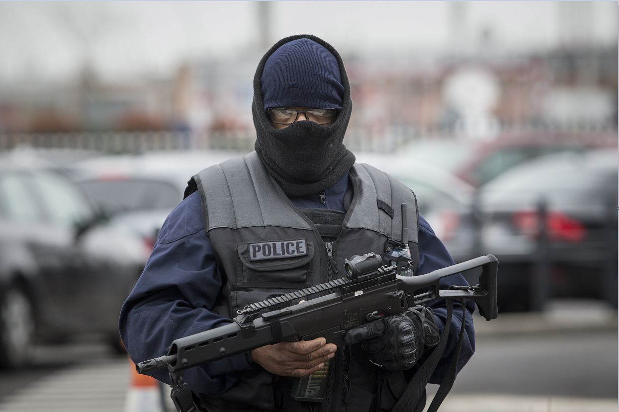 Fuerzas de seguridad francesas resguardan el aeropuerto Orly. (AP)