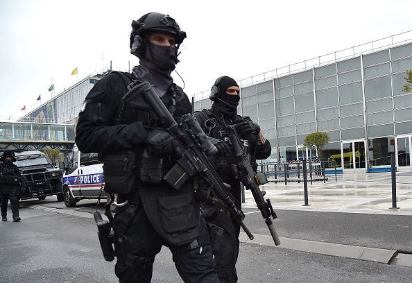 La fuerza antiterrorista francesa durante un operativo en el aeropuerto de Orly tras registrarse un incidente de violencia (Getty Images)