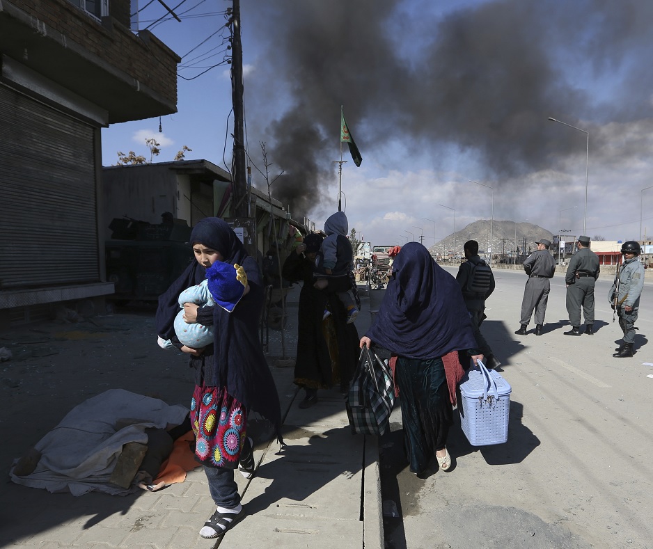 Una familia afgana escapa de la zona de un atentado suicida en Kabul, Afganistán (AP)