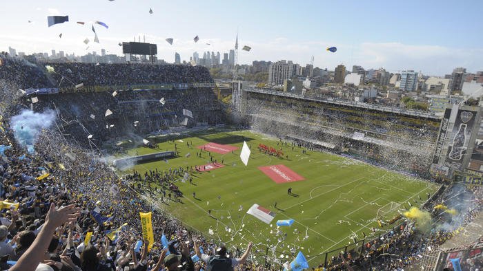 Aficionados observan un partido de la Liga Argentina de Futbol.
