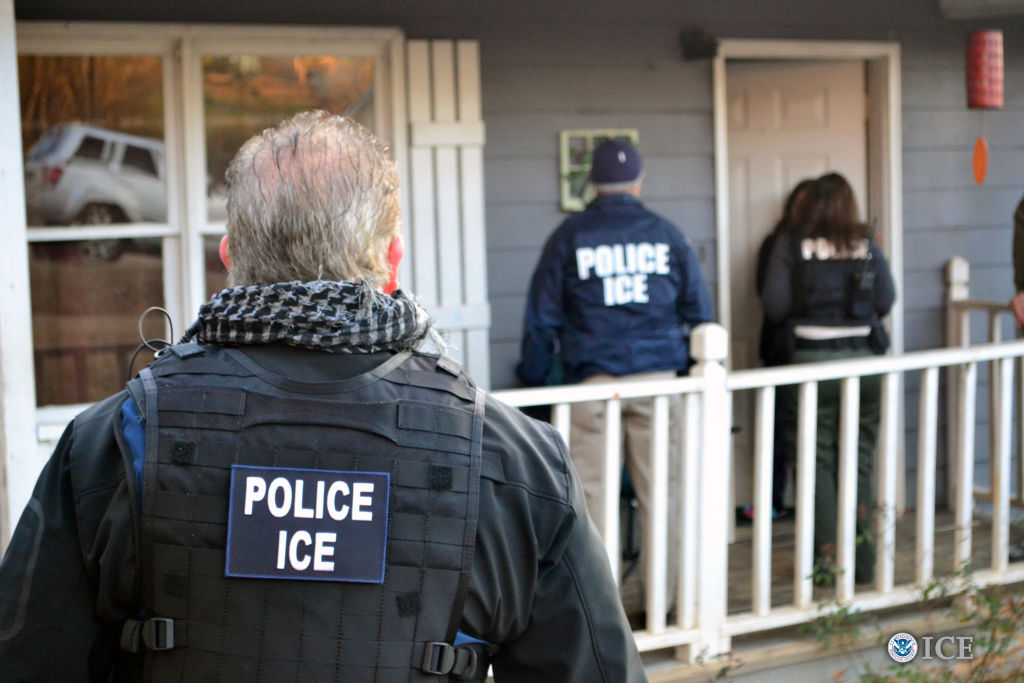 Agentes de ICE detuvieron a 26 inmigrantes en Texas.