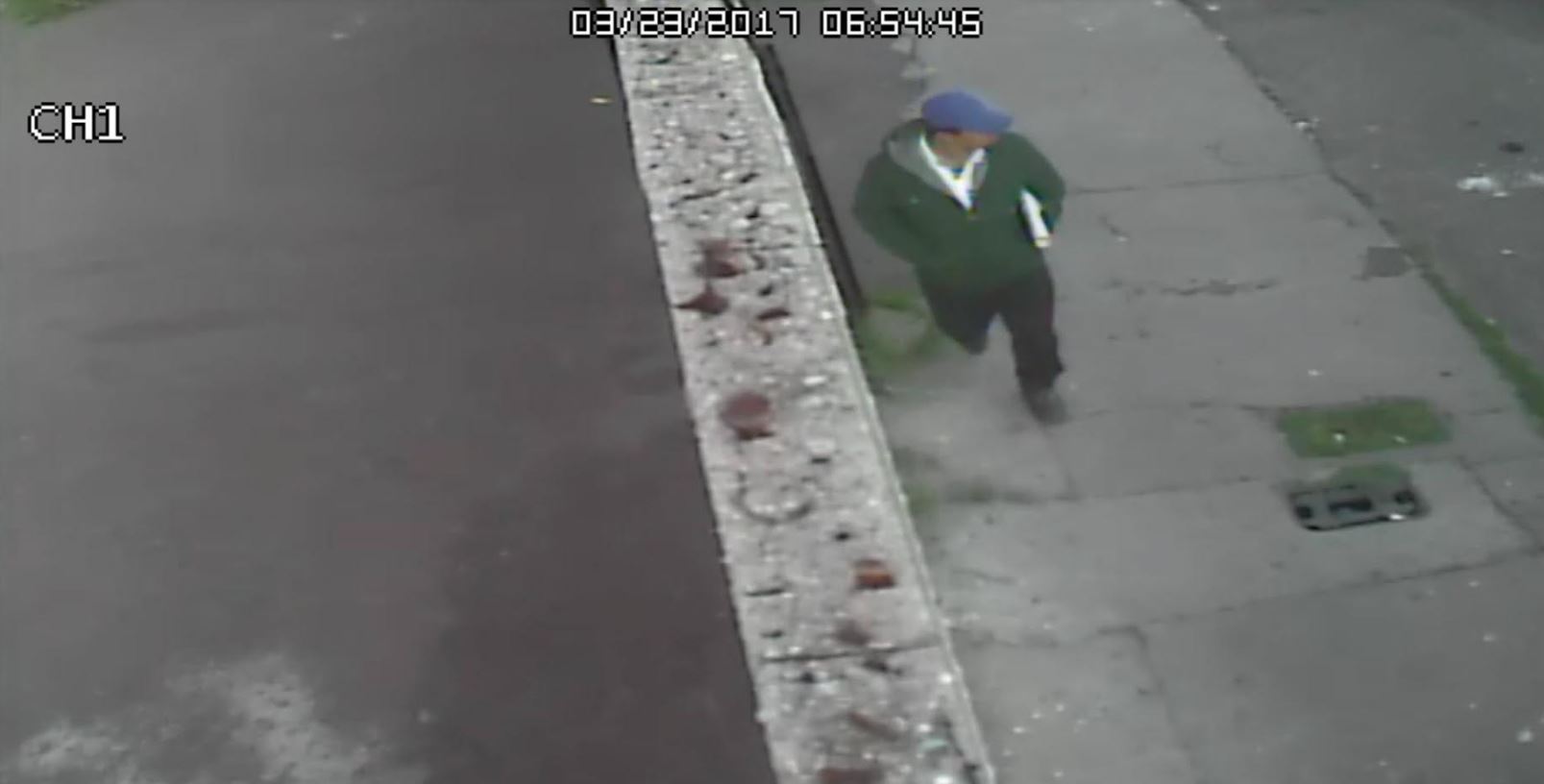 En la imagen se puede ver a un hombre que viste una sudadera de color verde, pantalón negro y una gorra azul (Fiscalía de Chihuahua)