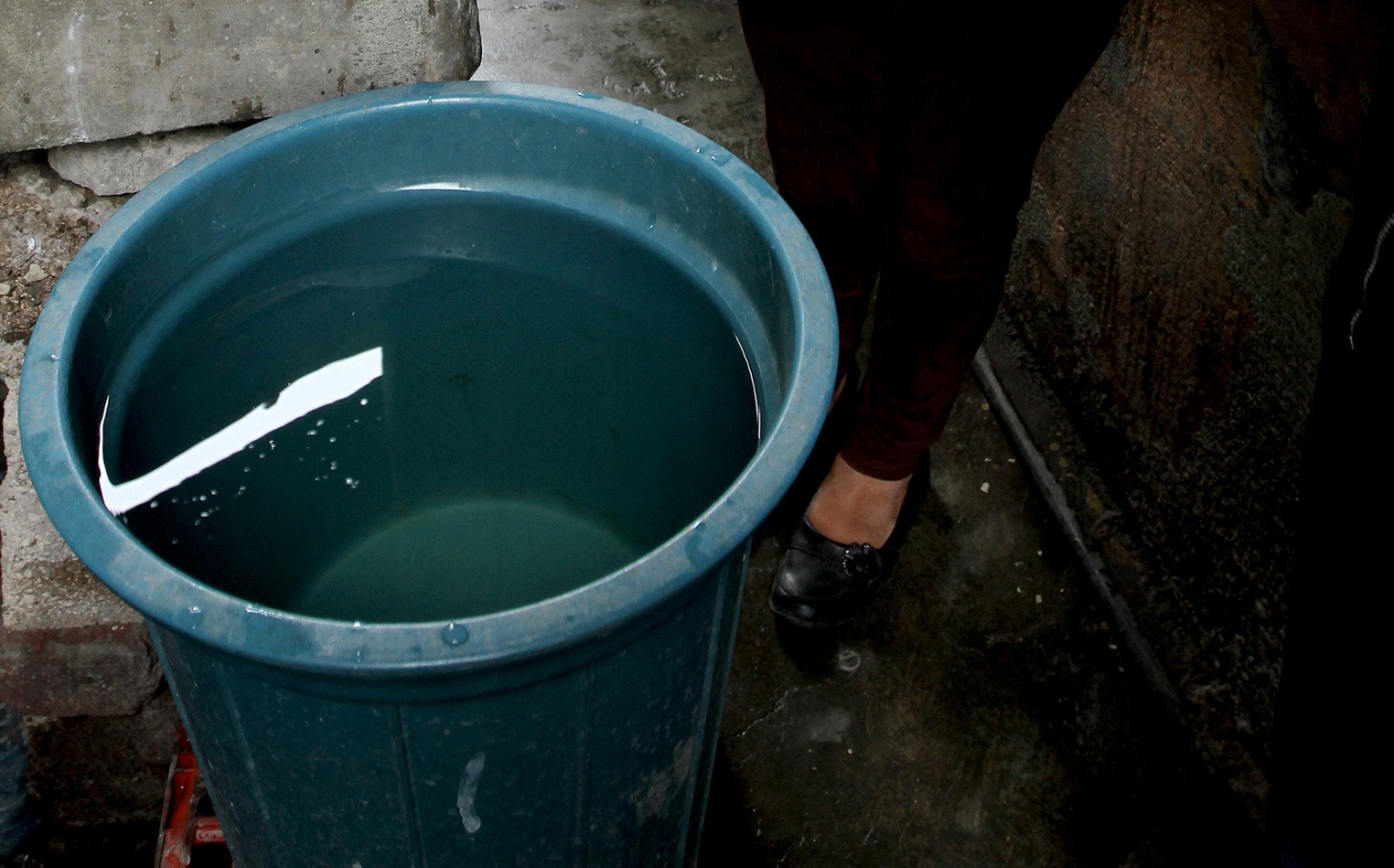Persona almacena agua en botes y tambos; dos colonias de Boca del Río no tienen suministro de agua desde el miércoles pasado (NTX, archivo)