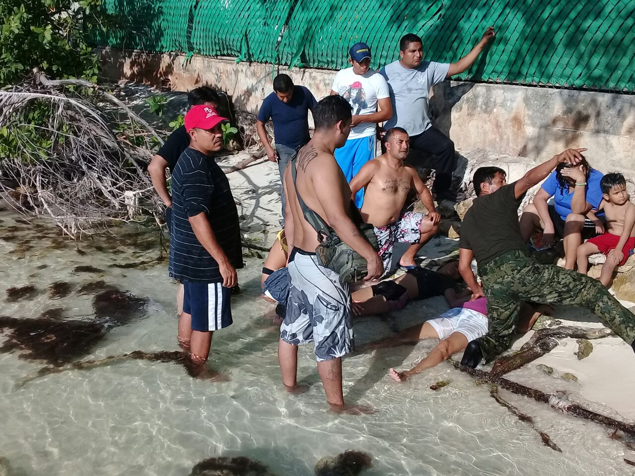 Personas auxilian a dos mujeres que estaban en peligro de ahogarse en Playa Linda, Cancún (Semar)