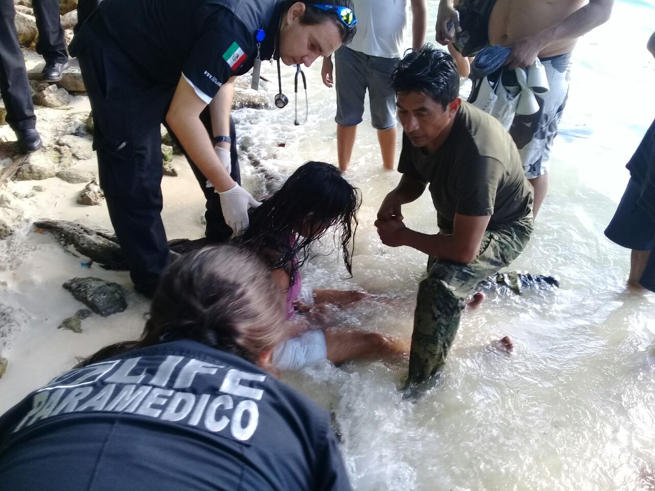 Autoridades auxilian a dos mujeres que estaban en peligro de ahogarse en Playa Linda, Cancún. (Semar)