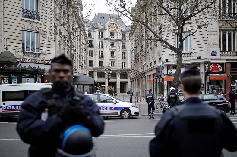 La Corte Financiera de París fue evacuada después de una llamada telefónica anónima para informar de la presencia de una bomba (Reuters)