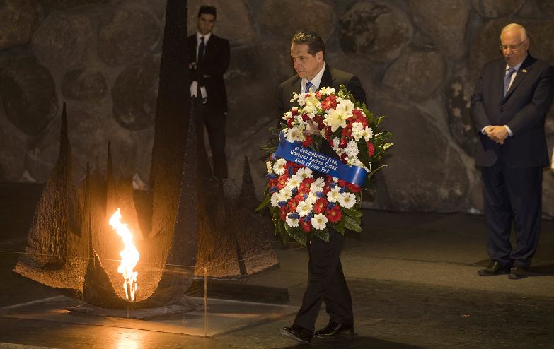 ElEl gobernador de Nueva York, Andrew M. Cuomo, deposita una corona de flores en el Salón del Recuerdo en el monumento al holocausto Yad Vashem, en Jerusalén, (AP)