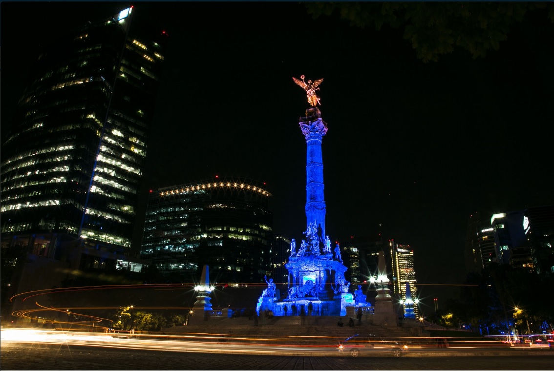El Ángel de la Independencia iluminado de morado por el Día Internacional de la Mujer; en varios inmuebles se conmemora la fecha (Twitter @promocionCDMX)