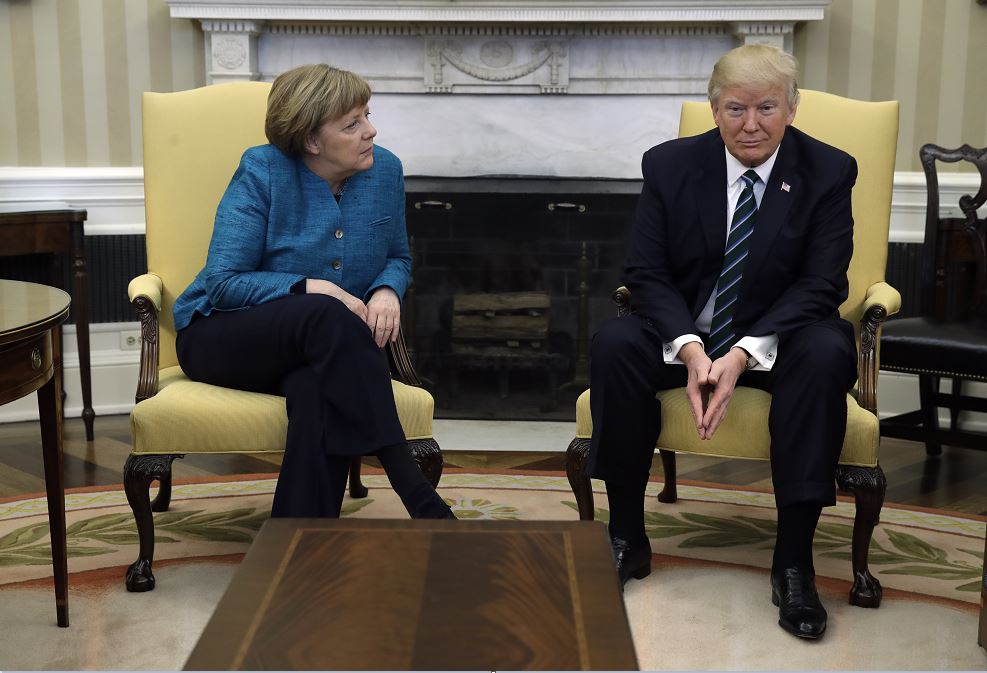 El presidente Donald Trump se reúne con la canciller alemana Angela Merkel en la Oficina Oval de la Casa Blanca en Washington. (AP)
