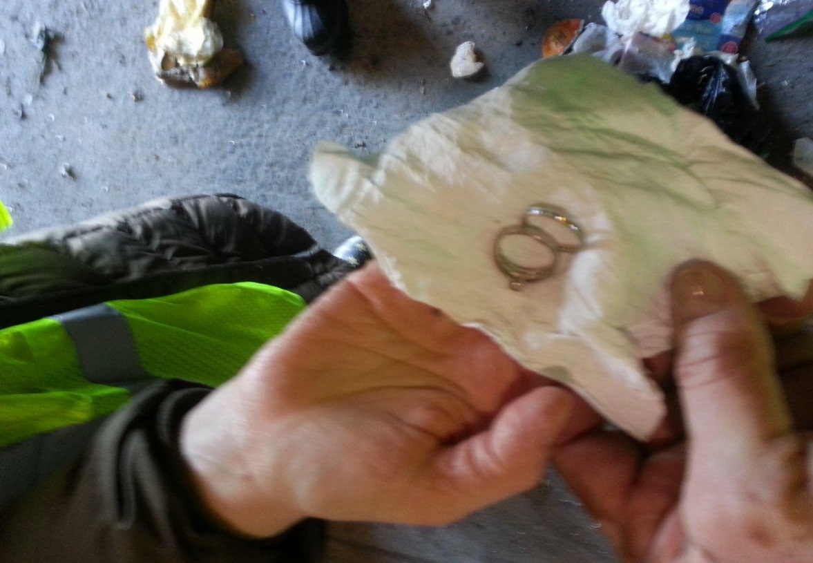 Las joyas fueron arrojadas accidentalmente a la basura cuando eran limpiadas con un pañuelo (Foto: nydailynews.com)