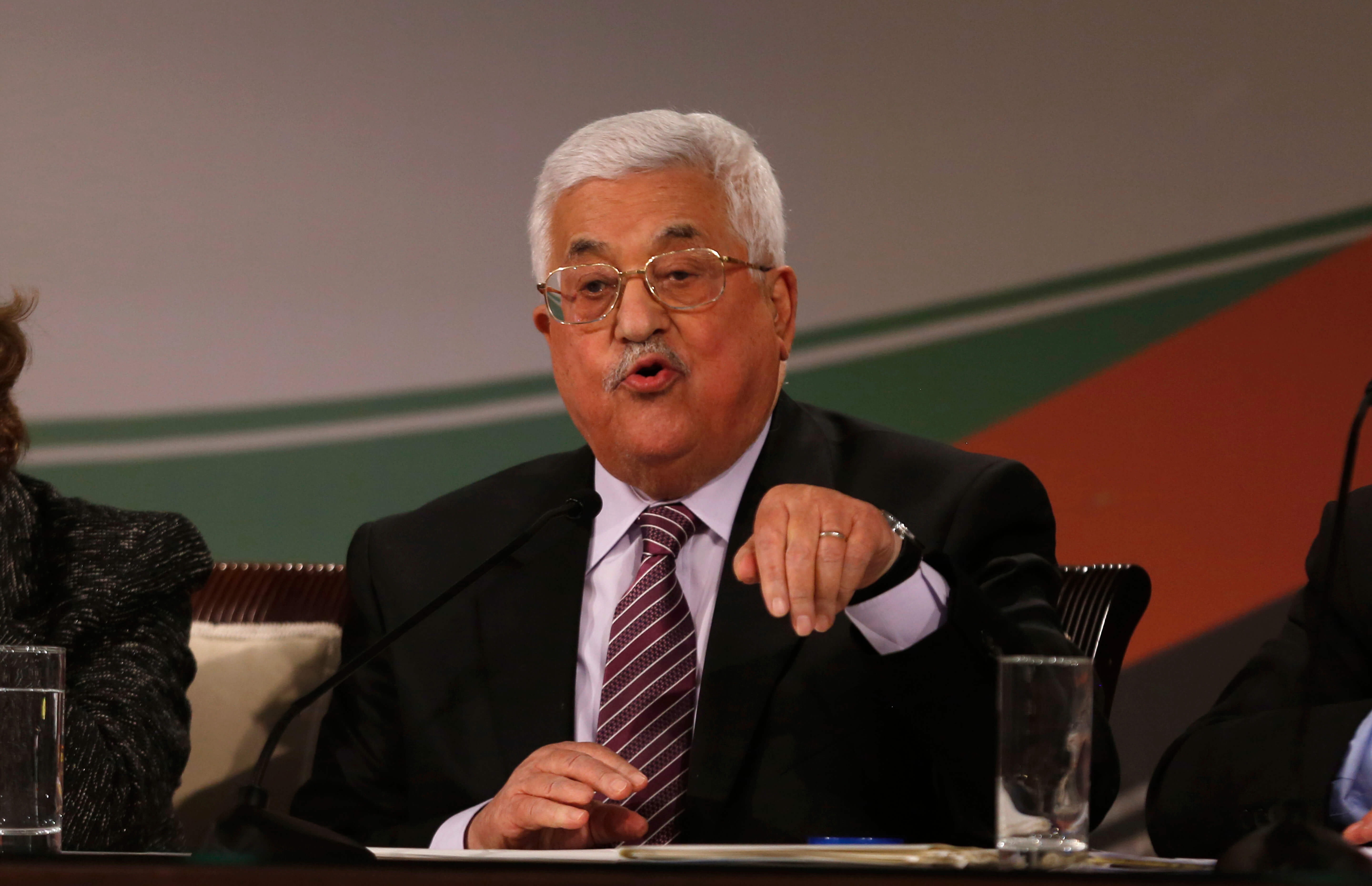 El presidente palestino Mahmoud Abbas ofrece una conferencia de prensa en la ciudad cisjordana de Ramallah, (AP /archivo)