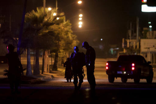 Policías de Sinaloa patrullan en Culiacán una calle cercana a donde dos personas fueron asesinadas en febrero. (AP, archivo)
