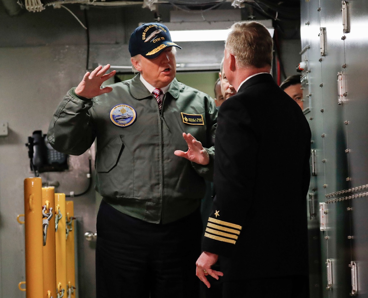 El presidente Donald Trump habla con el Capitán Richard "Rick" McCormack durante una visita por el portaaviones nuclear Gerald R. Ford. (AP)