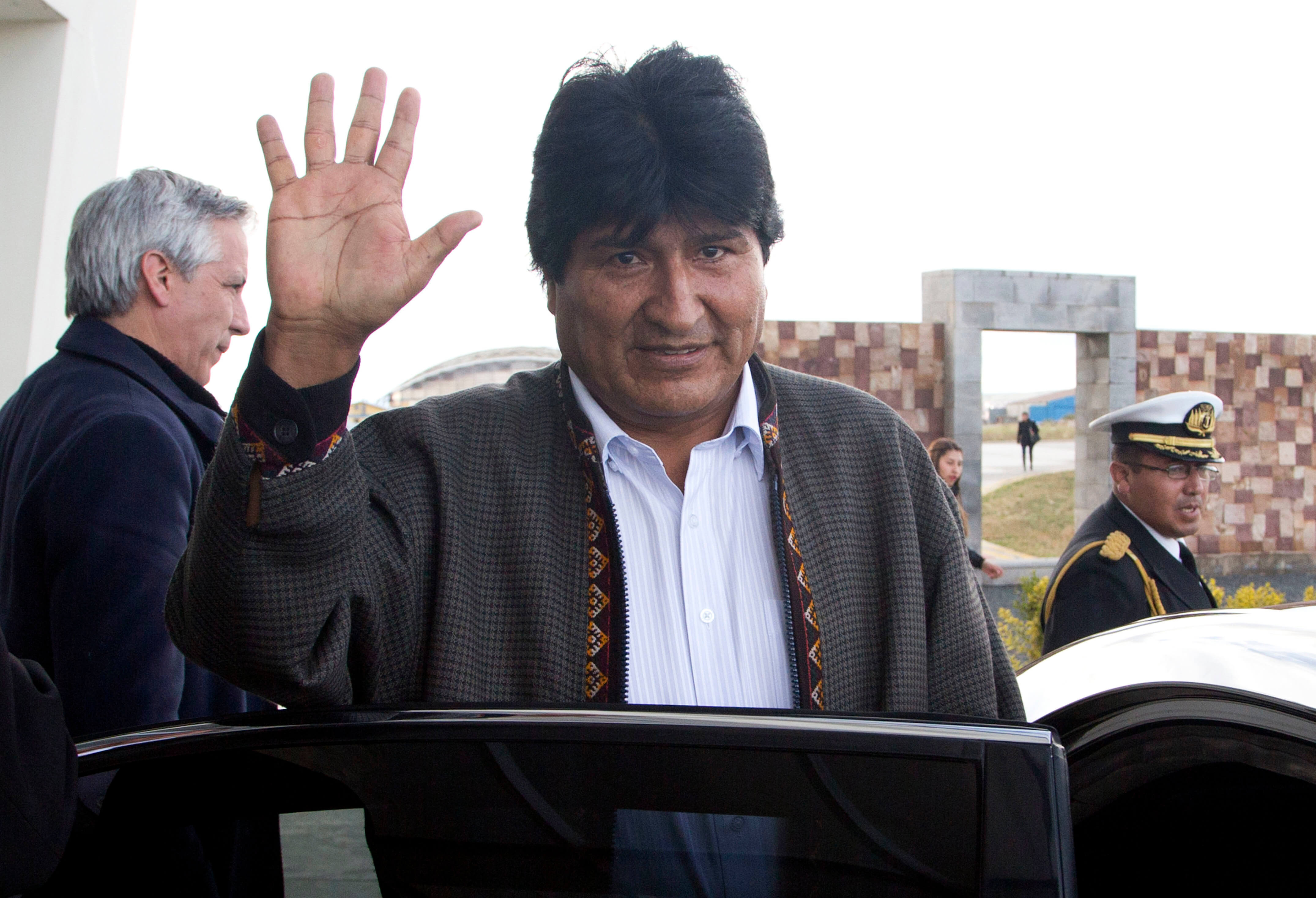 El presidente boliviano, Evo Morales, saluda a los periodistas a su llegada al aeropuerto de El Alto, Bolivia. (AP/archivo)