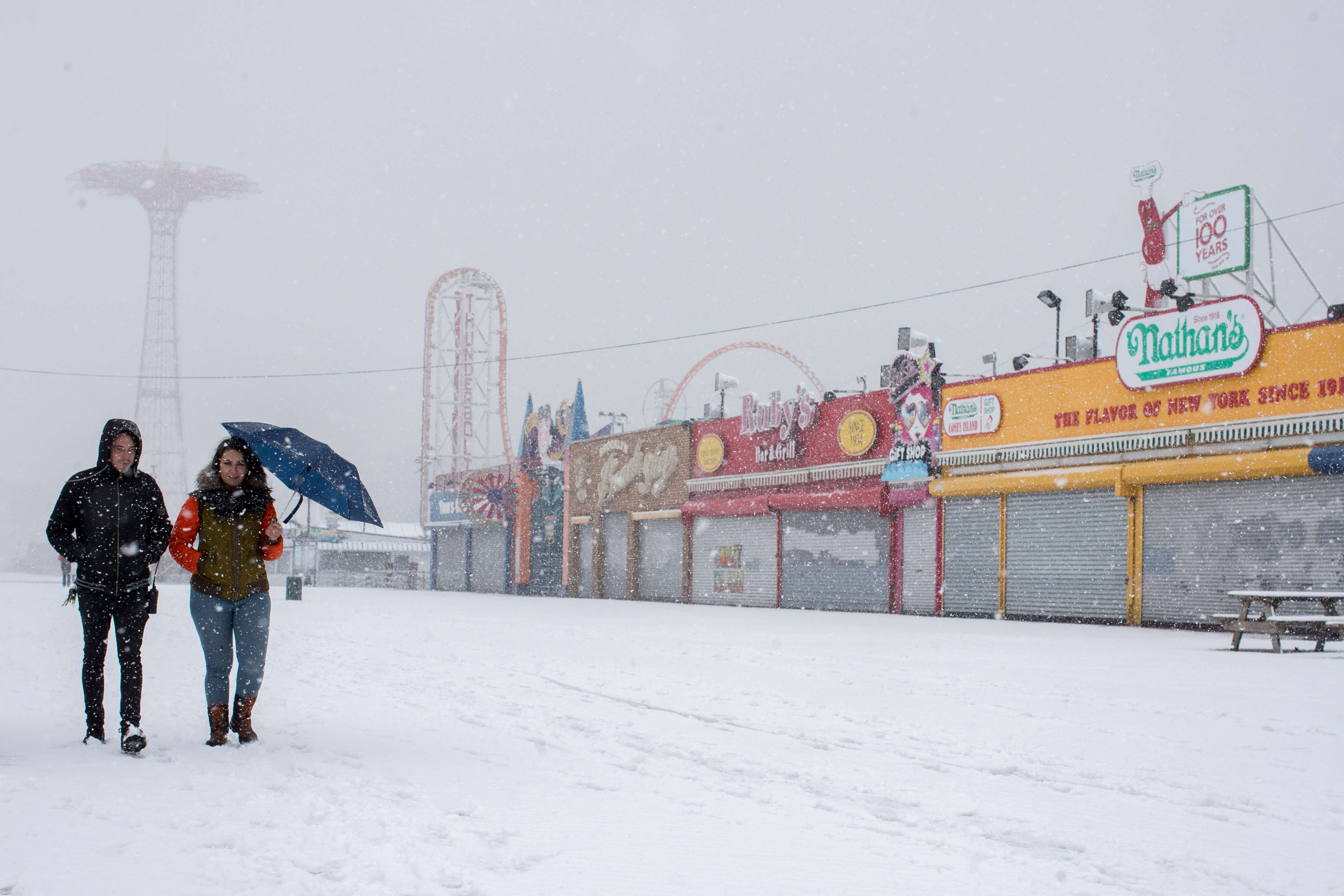 Una pareja camina en Coney Island, en Nueva York, durante una tormenta de nieve. (AP)