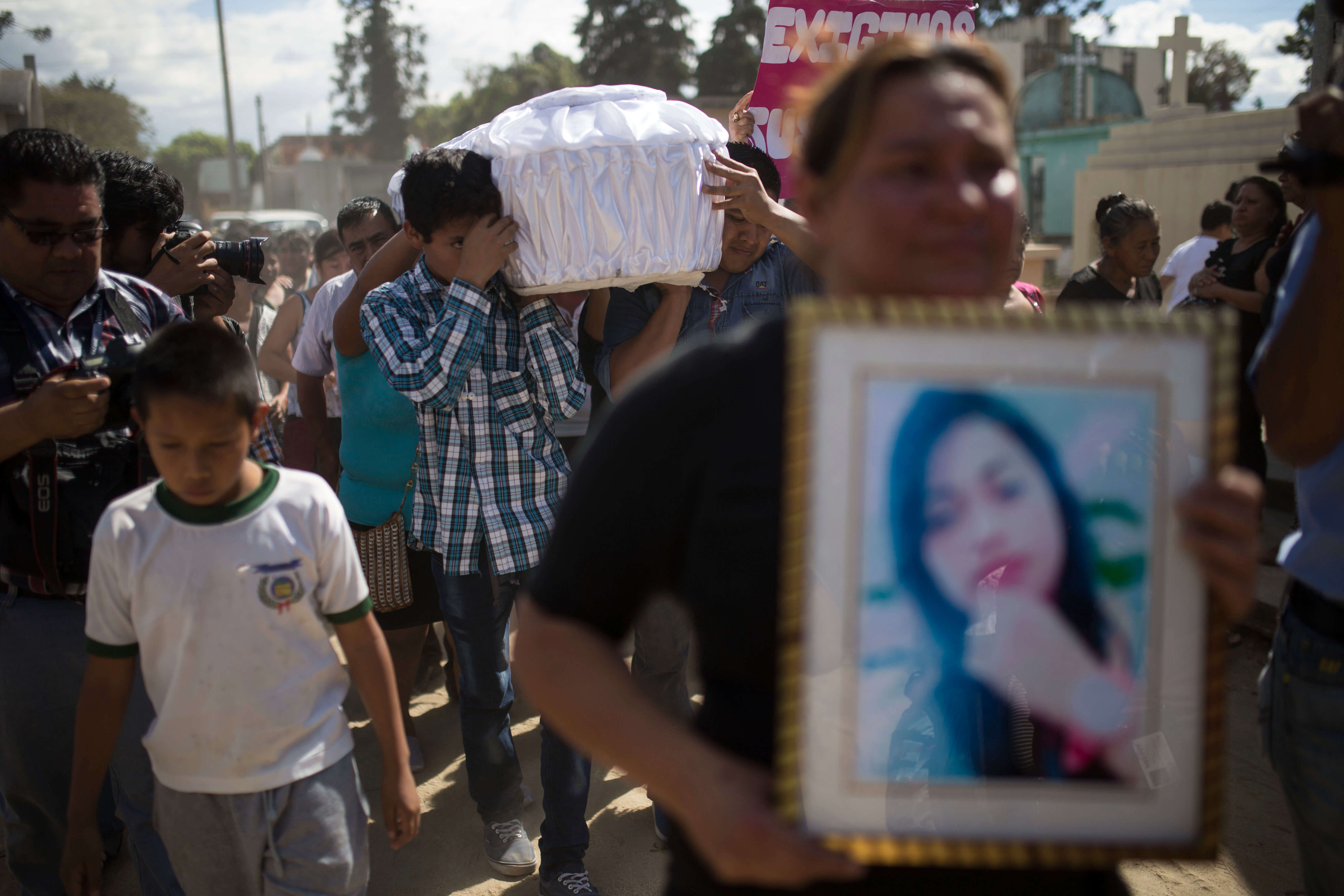 Familiares y amigos cargan el ataúd que contiene los restos de una de las niñas que murió en un incendio en la Virgen del Hogar Seguro de la Asunción,