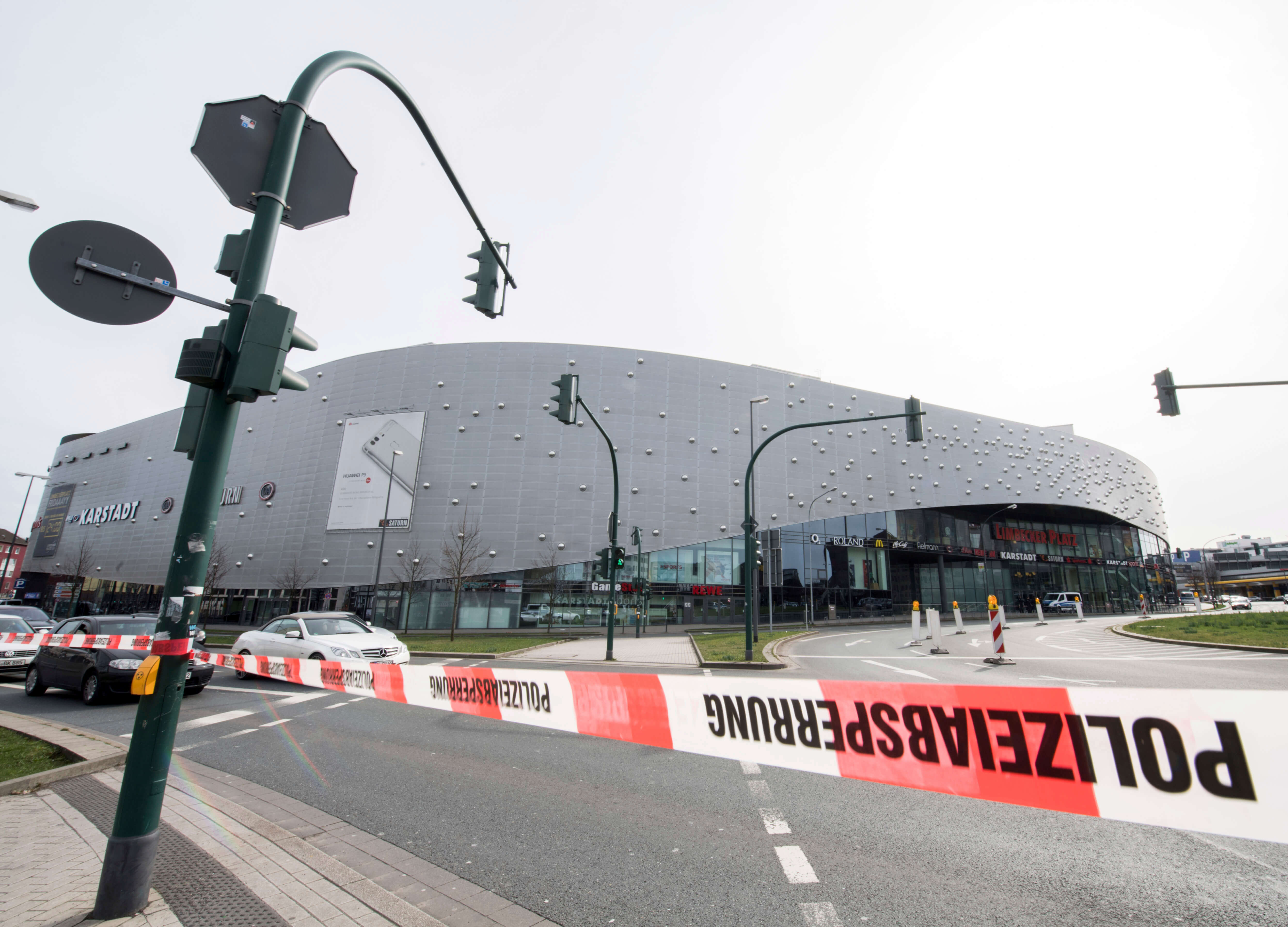La policía ha ordenado que el centro comercial de Essen no se abra después de recibir advertencias creíbles de un ataque terrorista inminente. (AP)