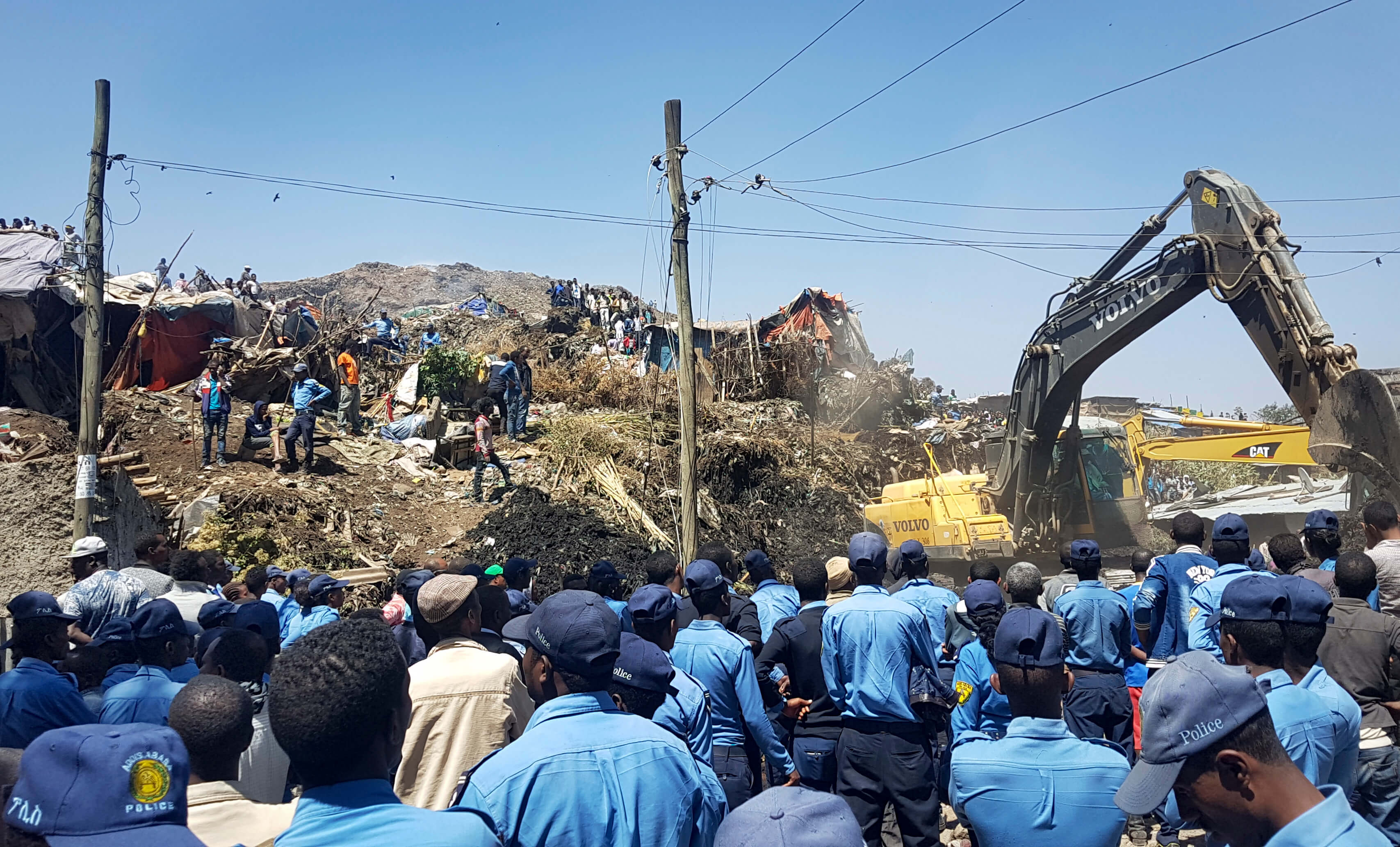 Cuerpos de emergencia apoyan en las labores de rescate tras el deslizamiento de tierra en un basurero. (AP Photo / Elias Meseret)