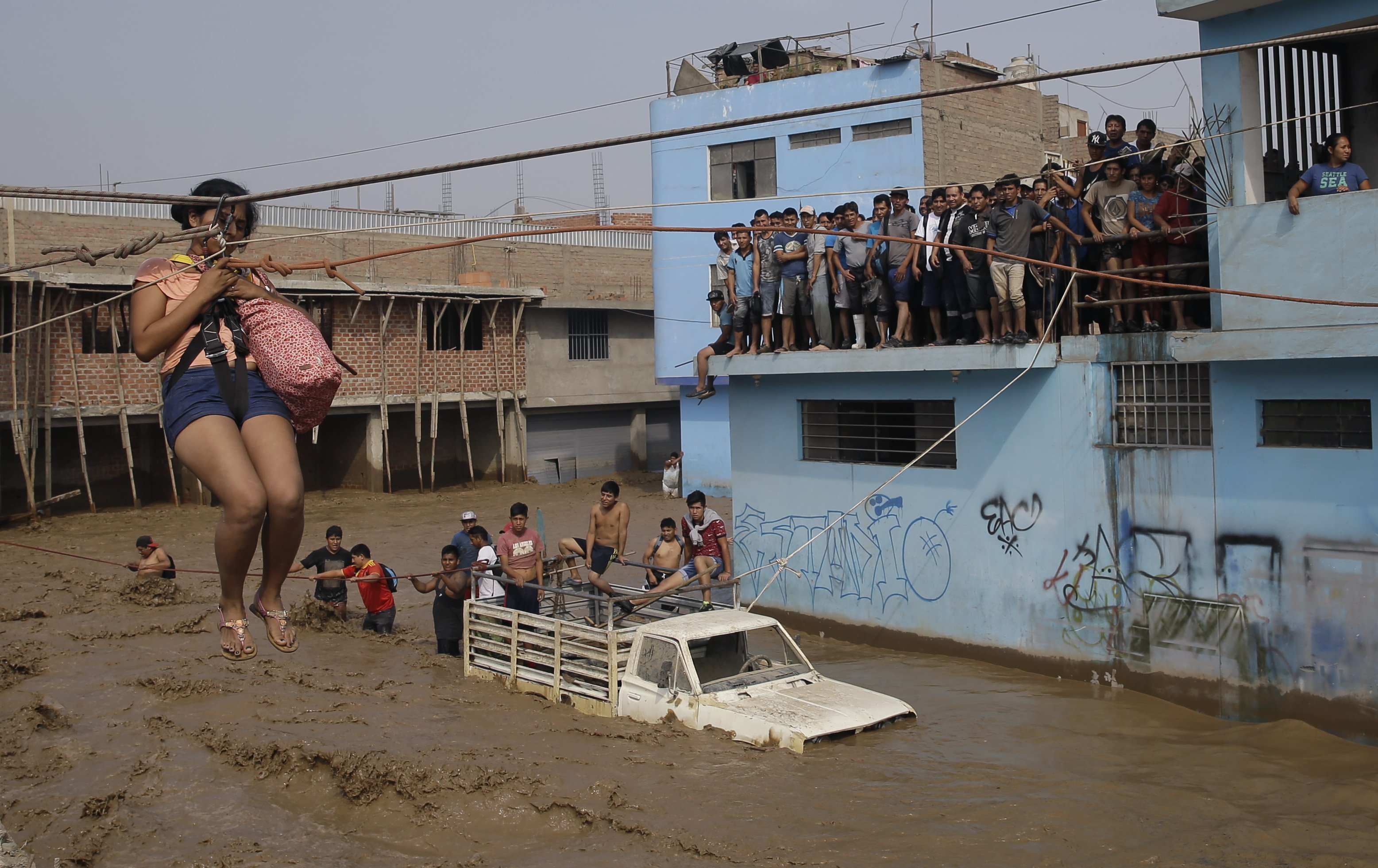 Las intensas lluvias y los deslizamientos de lodo en los últimos días han causado estragos en la nación andina y atrapado a residentes en Lima. (AP)