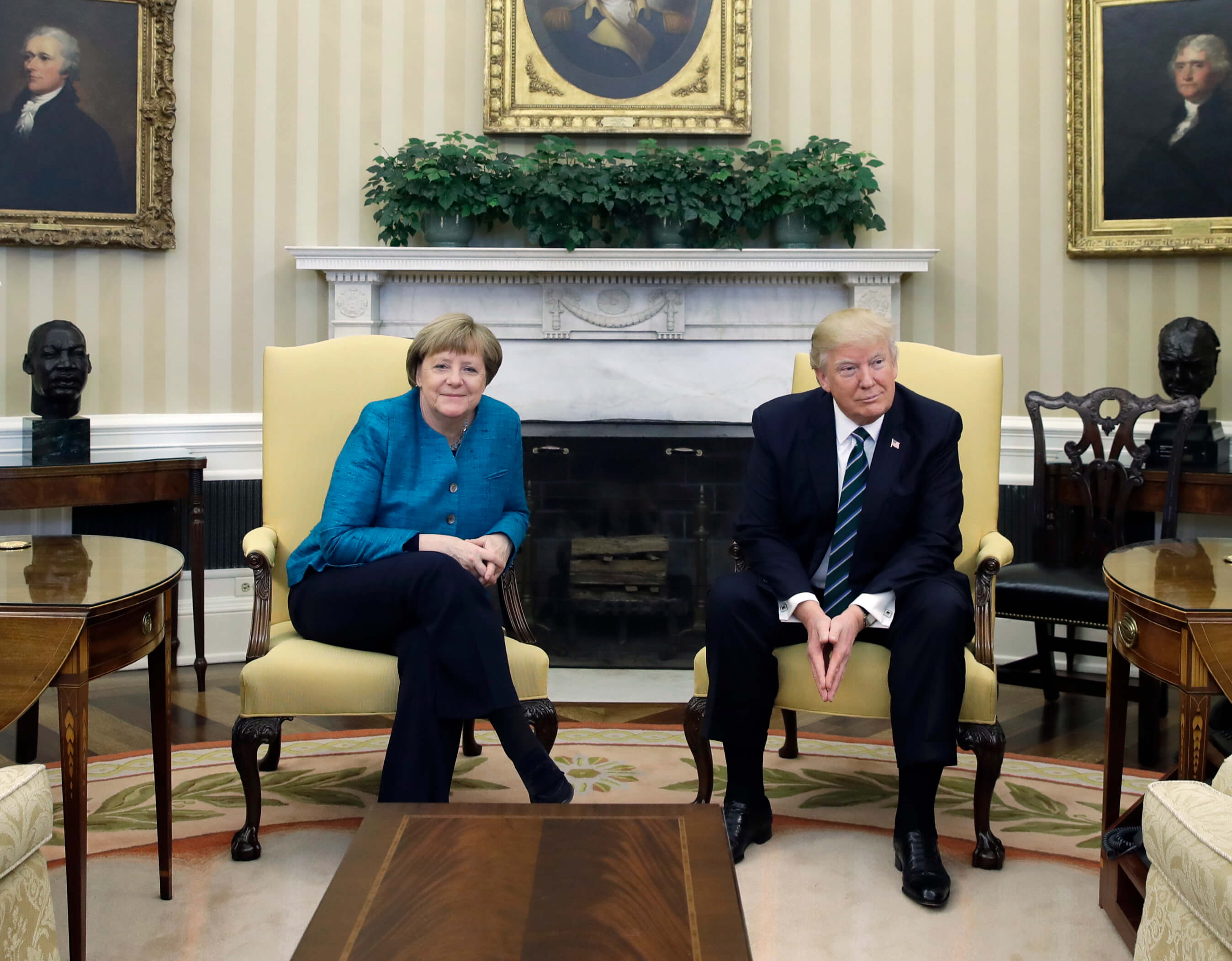 El presidente Donald Trump y la canciller alemana, Angela Merkel, se reúnen en la Oficina Oval de la Casa Blanca en Washington. (AP)
