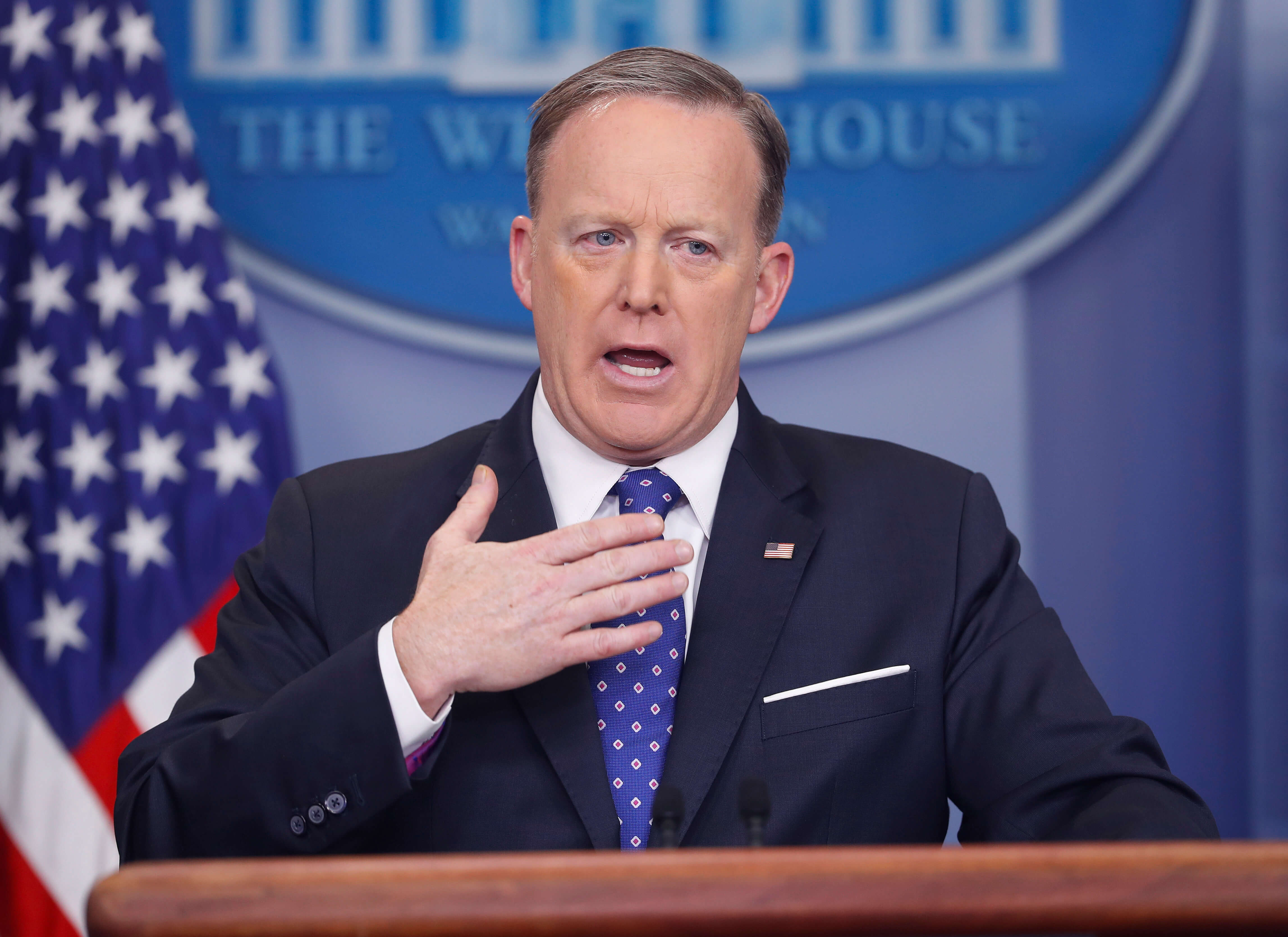 El portavoz de la Casa Blanca, Sean Spicer, habla ante los medios de comunicación durante la sesión informativa diaria en la sala de prensa de la Casa Blanca en Washington. (AP)