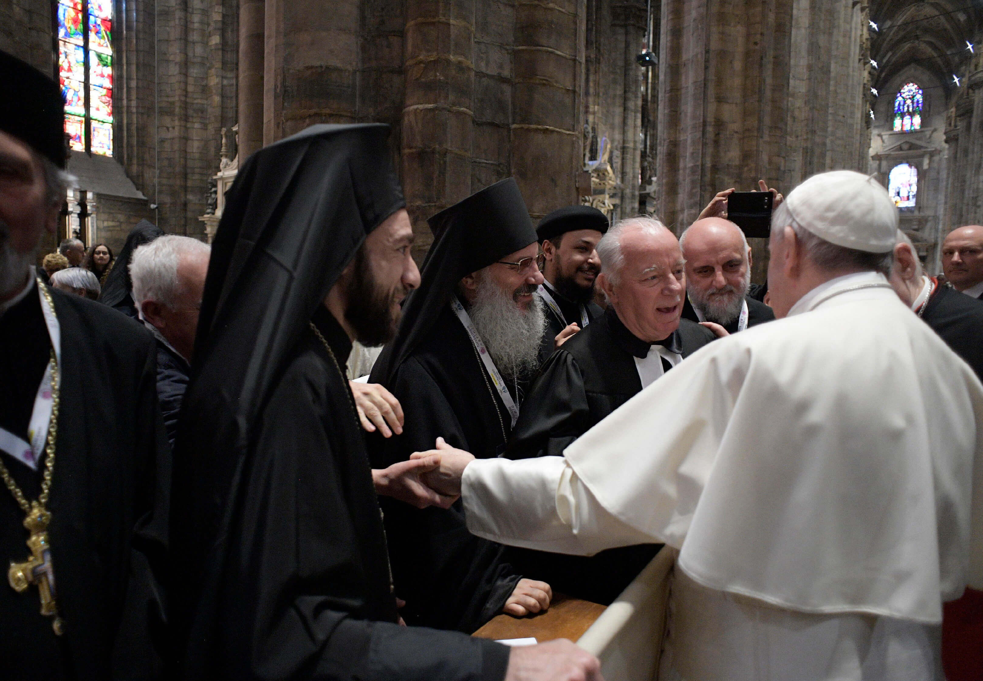 El papa Francisco saluda a los sacerdotes durante una reunión con miembros de la Iglesia Católica, dentro de la Catedral Duomo de Milán. (AP)