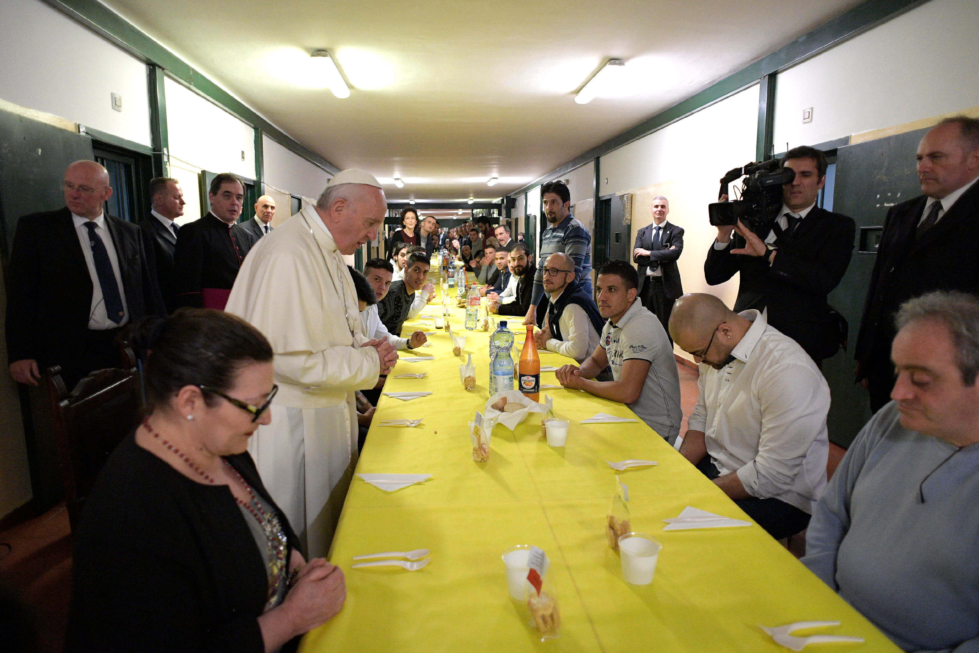 El papa Francisco reza antes de almorzar con prisioneros en la penitenciaría de San Vittore, en Milán. (AP)