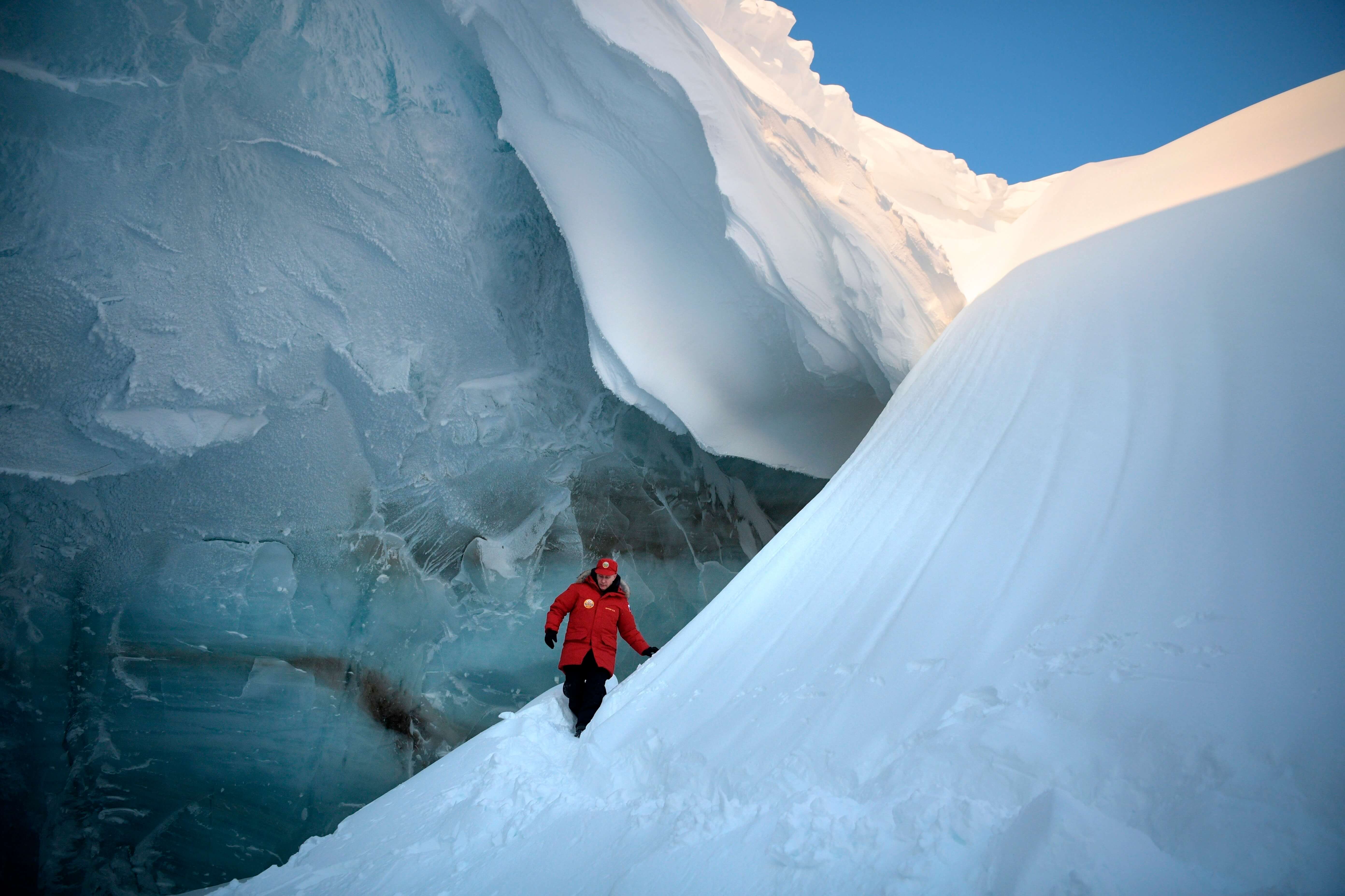 El presidente ruso, Vladimir Putin, inspecciona una grieta en un glaciar en el archipiélago de Franz Josef Land en la Rusia Ártica. (AP)