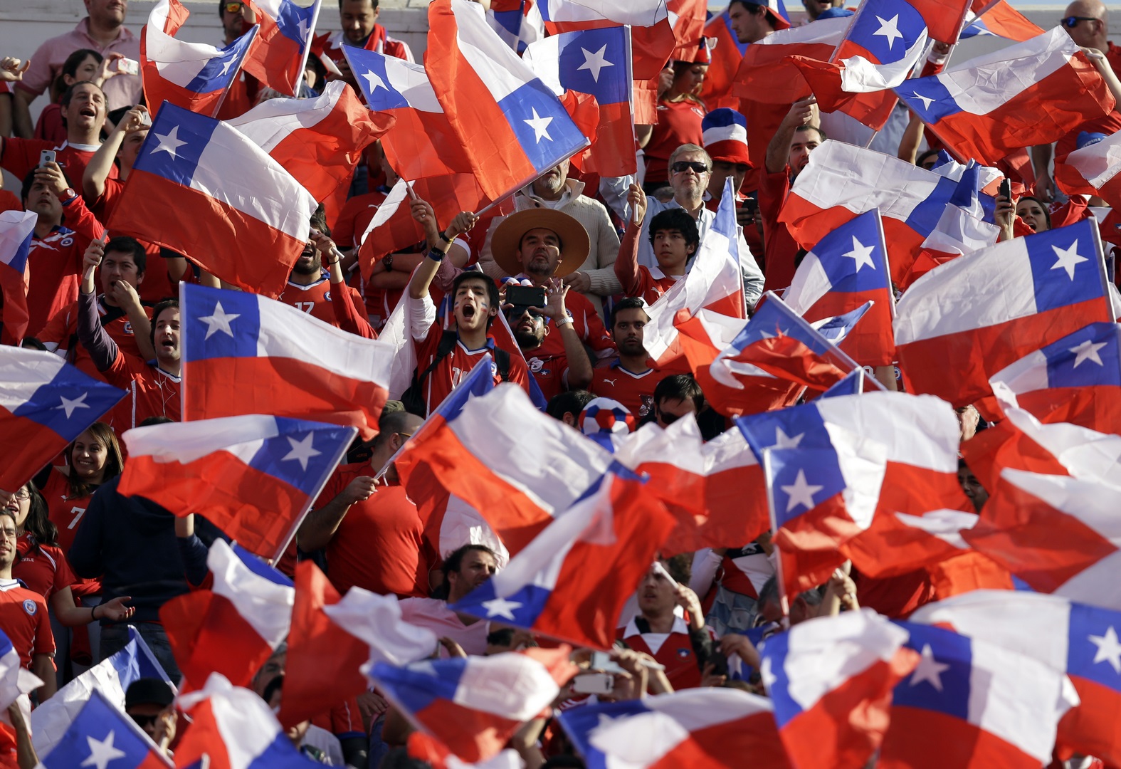 Imagen ilustrativa que muestra varias banderas de Chile (AP)