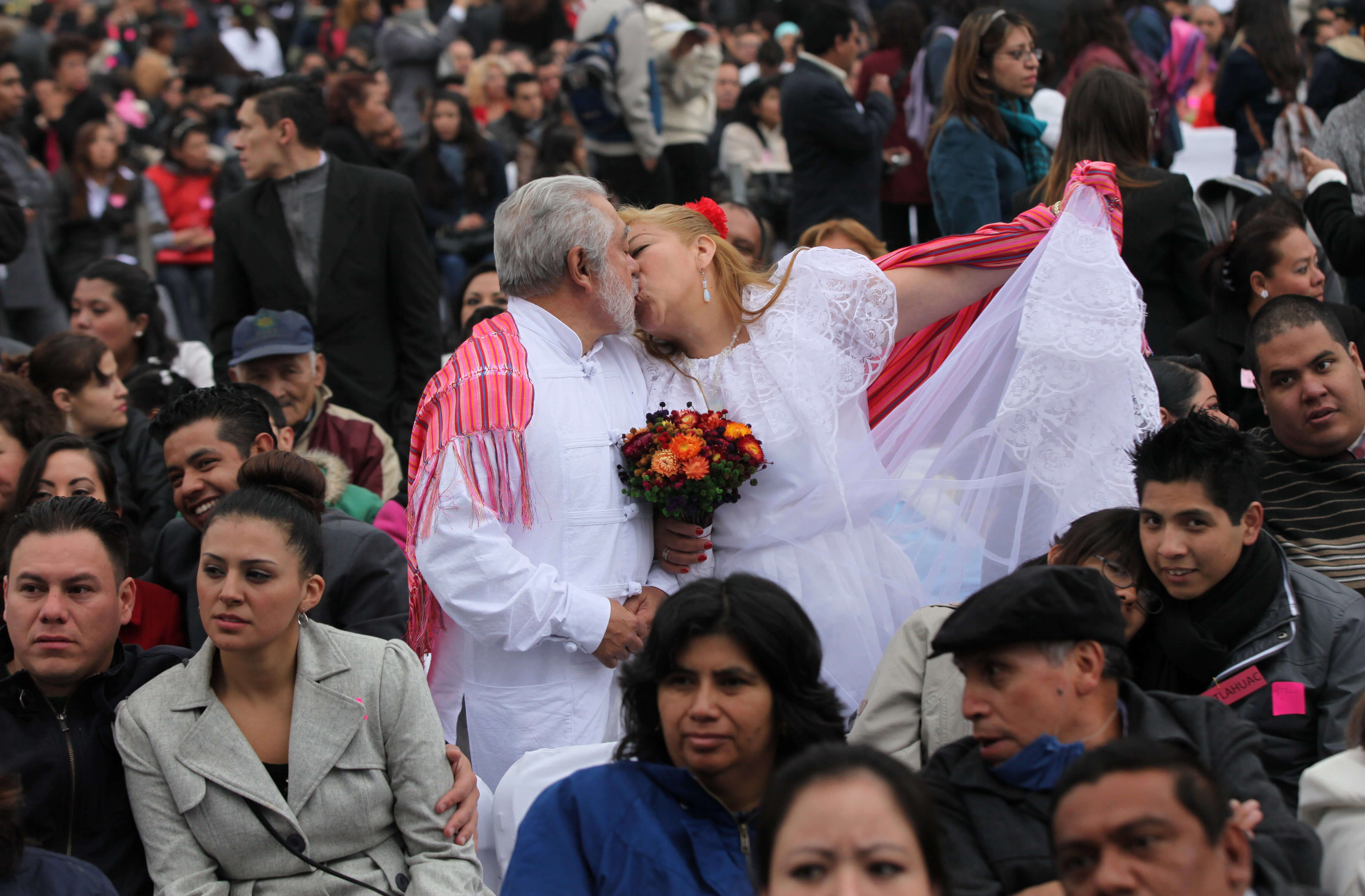 Jaime Vega y Alicia Garcíase besan después de casarse junto a 1,690 parejas el día de San Valentín en el Zócalo de la Ciudad de México (AP/archivo)
