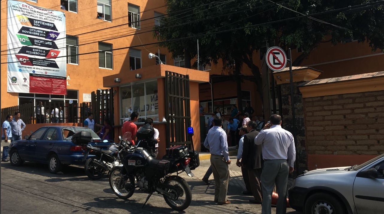 Hay un policía herido y dos personas detenidas tras el intento de asalto en la Tesorería de Cuernavaca.