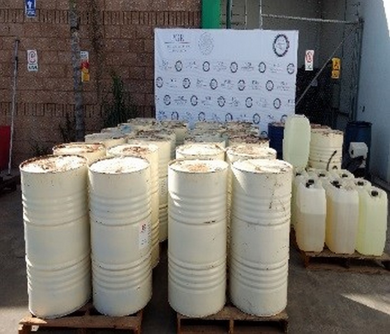 Aseguran en Sinaloa más de 25 mil litros de precursores químicos. (PGR)
