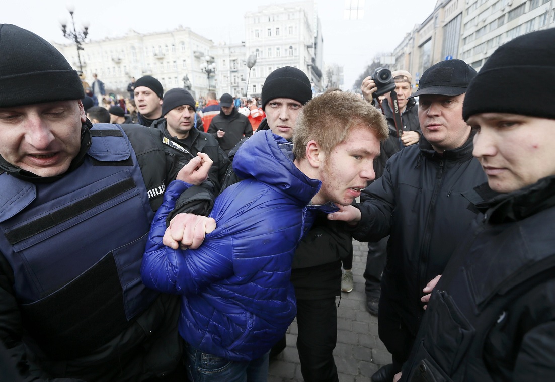 Un joven es detenido en Kiev, Ucrania, por atacar a integrantes de una manifestación de mujeres contra la violencia (Reuters)