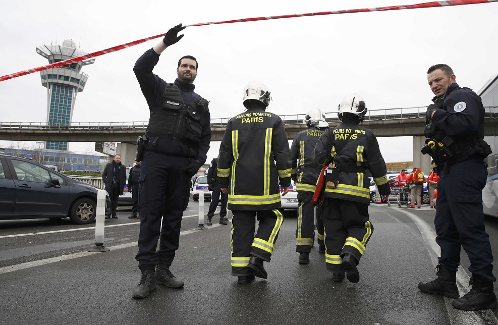 Los servicios de emergencia al llegar a la terminal sur del aeropuerto de Orly después de disparar un incidente cerca de París (Reuters)