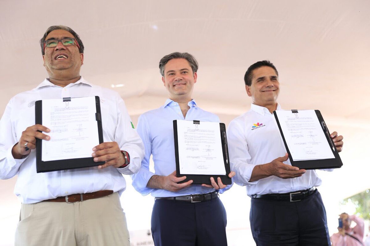 Aurelio Nuño encabezó la firma del Convenio de Colaboración INEA-Gobierno de Michoacán. (Twitter: @Silvano_A)