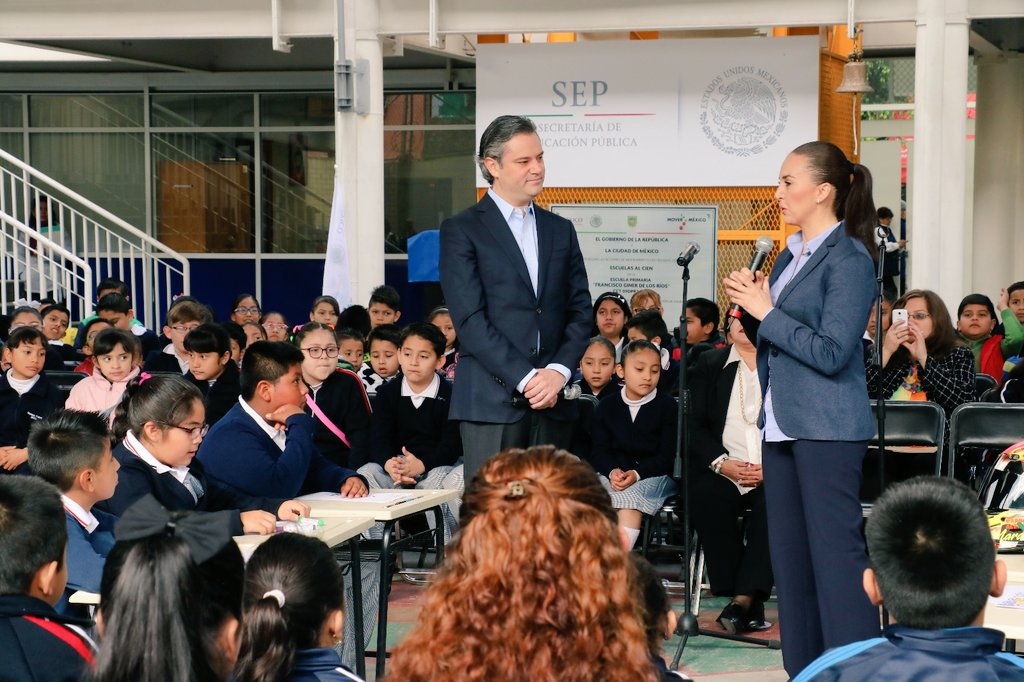 En la escuela Primaria ‘Francisco Giner de los Ríos’, el secretario de Educación Pública, Aurelio Nuño, se refirió al Día Internacional de la Mujer. (Twitter/@aurelionuno)