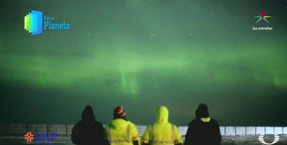 El equipo de Por el Planeta admira una aurora boreal en el cielo de Kaktovik (Por el Planeta/Noticieros Televisa)